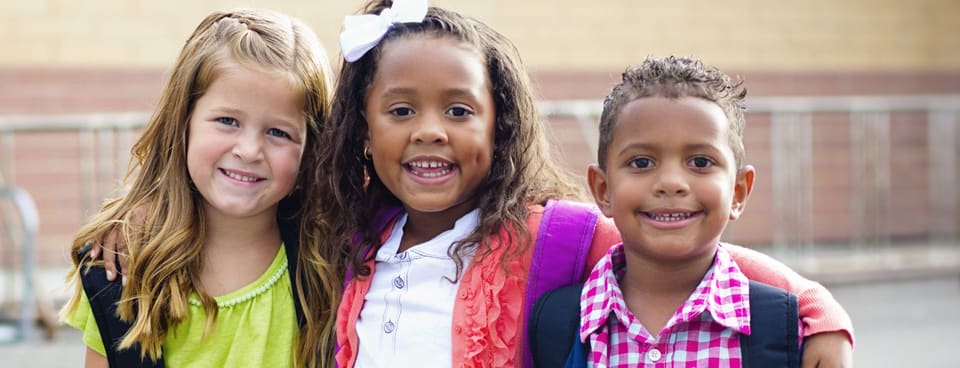 Enfants faisant de la peinture dans un environnement ludique